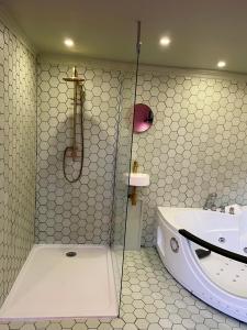 Kúpeľňa v ubytovaní Funky House SPA - Jacuzzi - Salle de cinéma & Netflix - Billard - Nintendo switch & jeux