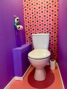 Kúpeľňa v ubytovaní Funky House SPA - Jacuzzi - Salle de cinéma & Netflix - Billard - Nintendo switch & jeux