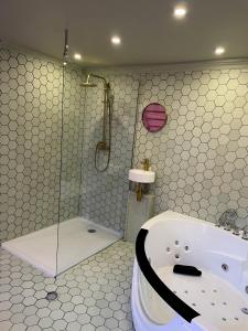 Kúpeľňa v ubytovaní Funky House SPA - Jacuzzi - Salle de cinéma & Netflix - Billard - Nintendo switch & jeux