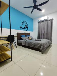Un dormitorio con una cama y un ventilador de techo. en KT's Homestay- Corner Unit - Manhattan Ipoh Water Park- Station 18, en Ipoh 37 fotos más