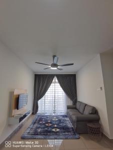 ein Wohnzimmer mit einem Sofa und einem Deckenventilator in der Unterkunft Teratak impian PPAM Saderi Putrajaya in Putrajaya