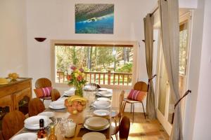 塞尼奧斯的住宿－Seignosse Villa，一间带桌椅和窗户的用餐室