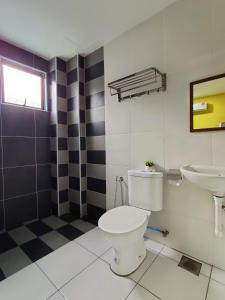 un baño con inodoro y lavabo en KT's Homestay- Corner Unit - Manhattan Ipoh Water Park- Station 18, en Ipoh