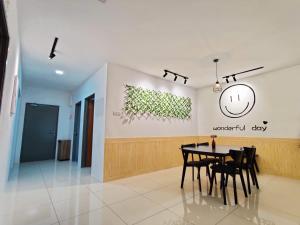 Un comedor con mesa y sillas en KT's Homestay- Corner Unit - Manhattan Ipoh Water Park- Station 18, en Ipoh