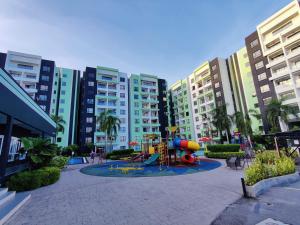 um parque infantil no meio de uma cidade com edifícios altos em KT's Homestay-- Corner Unit - Manhattan Ipoh with Water Park for 6-9 Pax em Ipoh