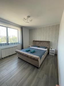 a bedroom with a large bed in a room at LS Lake Apartment Mamaia Nord in Mamaia Sat/Năvodari