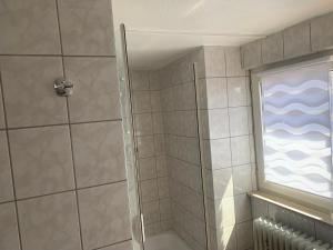 W łazience znajduje się prysznic ze szklanymi drzwiami. w obiekcie Landgasthaus Klosterhof w mieście Fischbach