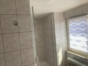 eine Dusche mit Glastür im Bad in der Unterkunft Landgasthaus Klosterhof in Fischbach + 37 Fotos