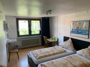מיטה או מיטות בחדר ב-Landgasthaus Klosterhof