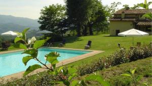 una piscina en un patio junto a una casa en MAGNOLIA e CAMELIA, en Vicchio