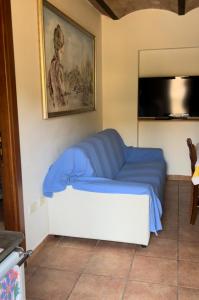 Sofá azul y blanco en la sala de estar en Casa Romano, en Manciano