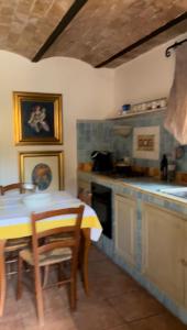 cocina con mesa y cocina con fogones en Casa Romano, en Manciano