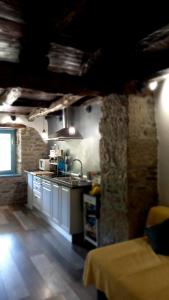 ブゼトにあるHouse Mlunのシンクとカウンタートップのあるキッチン