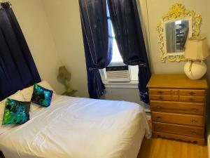Una cama o camas en una habitación de 2cozy Apt W Fast Transportation To New York City