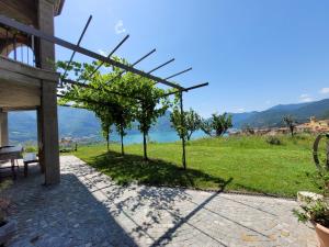 Foto dalla galleria di Villa Domus Bianca Mountain Lake Iseo Hospitality a Costa Volpino