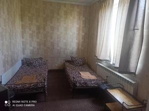 a room with two beds and a window at Ararat in Zagurne