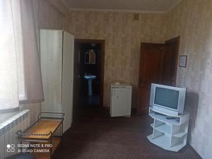 - un salon avec une télévision et une table de télévision dans l'établissement Ararat, à Zagurne