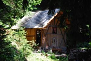 a small cabin in the middle of a forest at Eichernhof Apartment Apfelblüte in Verano