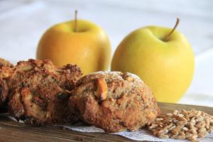 two apples and two muffins on a cutting board at Eichernhof Apartment Apfelblüte in Verano