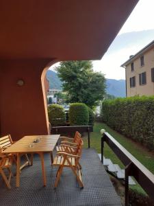 een patio met een tafel en stoelen op een balkon bij Residence al Lago - Casa Lucia in Paratico