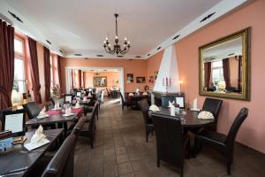 a dining room with tables and chairs and a mirror at Hotel Südlohner Hof - Ristorante Da Fabio in Südlohn +41 photos