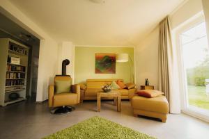 博恩Hus MiGa的带沙发和椅子的客厅