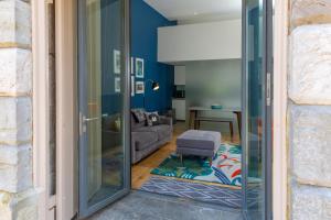 uma sala de estar com paredes azuis e uma porta de vidro deslizante em 2 Bed- Pureserviced 5 Brewhouse em Plymouth