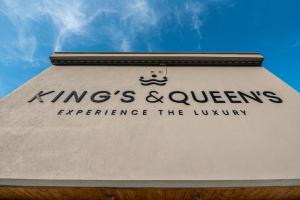 znak na boku budynku w obiekcie King’s & Queen’s w Áfitos