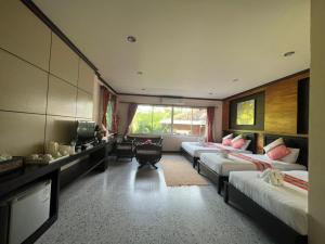Postel nebo postele na pokoji v ubytování Lotus Paradise Resort - SHA PLUS