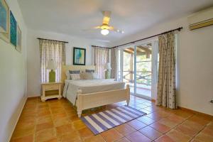 Postel nebo postele na pokoji v ubytování Escape Beach Villa in El Portillo + 37 fotografií
