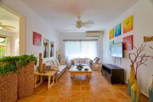 TV a/nebo společenská místnost v ubytování Escape Beach Villa in El Portillo