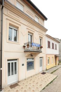 - un bâtiment avec un balcon sur le côté dans l'établissement Apartments Bokan, à Cetinje