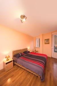 Postel nebo postele na pokoji v ubytování Apartments Bokan