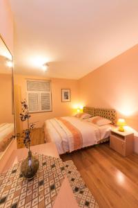 Postel nebo postele na pokoji v ubytování Apartments Bokan
