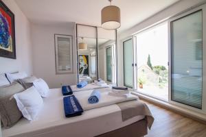 a bedroom with two beds and a large window at Belado Residence Bol in Bol