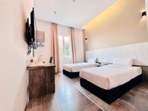 Postel nebo postele na pokoji v ubytování KARANG TIMUR MOTEL