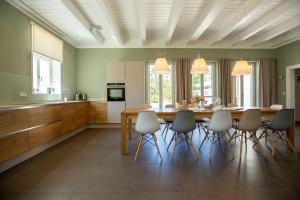 a large kitchen with a dining room table and chairs at Kapitänshaus Luv & Lee in Wustrow