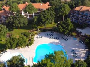 una vista aérea de una gran piscina en un complejo en Séjour Moliets plage, en Moliets-et-Maa