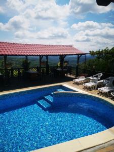 - une piscine avec vue sur l'océan dans l'établissement Family Hotel Arbanashka Sreshta, à Arbanasi
