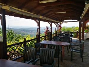 un restaurant avec des tables et des chaises sur un balcon dans l'établissement Family Hotel Arbanashka Sreshta, à Arbanasi