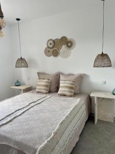 1 dormitorio con 1 cama con 2 lámparas y 2 mesas en La tour de Lézan en Lèzan