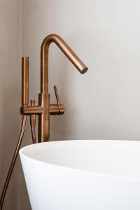 lavabo con grifo de cobre en Villa Ostinato en Ostende
