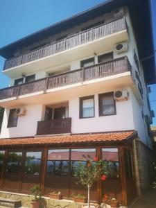 Elle offre une vue sur l'extérieur d'un bâtiment doté d'un balcon. dans l'établissement Family Hotel Arbanashka Sreshta, à Arbanasi