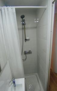 een witte douche met een douchegordijn in de badkamer bij Estudio con encanto a metros de la playa in Sitio de Calahonda