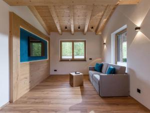 un soggiorno con un divano e un tavolo di Appartements Steinberg a Steinberg am Rofan