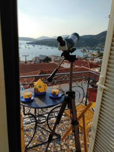 Una cámara en un trípode con una mesa con comida. en Summer Dream, en Poros