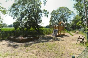 Plac zabaw dla dzieci w obiekcie M&K Apartament Magiczny Las, Gdańsk - Wyspa Sobieszewska