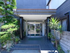 una entrada a un edificio con plantas delante de él en Inuyama Miyako Hotel, en Inuyama