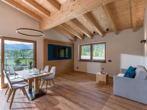 un soggiorno con tavolo, sedie e divano di Appartements Steinberg a Steinberg am Rofan