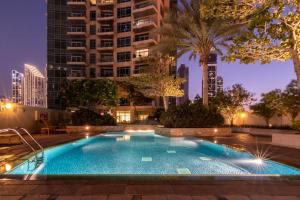 Bazén v ubytování Luxury 2BR WALK to Burj Khalifa and Dubai Mall! شقة فاخرة غرفتين بجانب مول دبى وبرج خليفة nebo v jeho okolí
